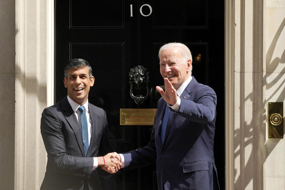El presidente de Estados Unidos, Joe Biden, estrecha la mano del primer ministro británico, Rishi Sunak, a la izquierda, ante el número 10 de Downing Street en Londres, el lunes 10 de julio de 2023. (AP Foto/Frank Augstein)