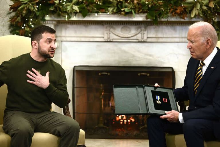 Zelensky entregó a Biden una condecoración militar