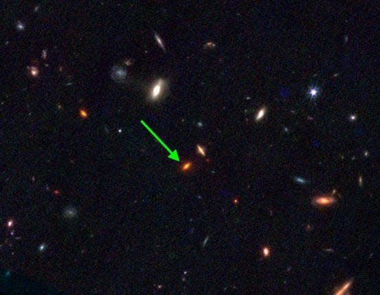 Ein Pfeil zeigt auf JWST-7329, eine seltene massereiche Galaxie, die 13 Milliarden Jahre alt sein soll. - Copyright: JWST NIRCAM