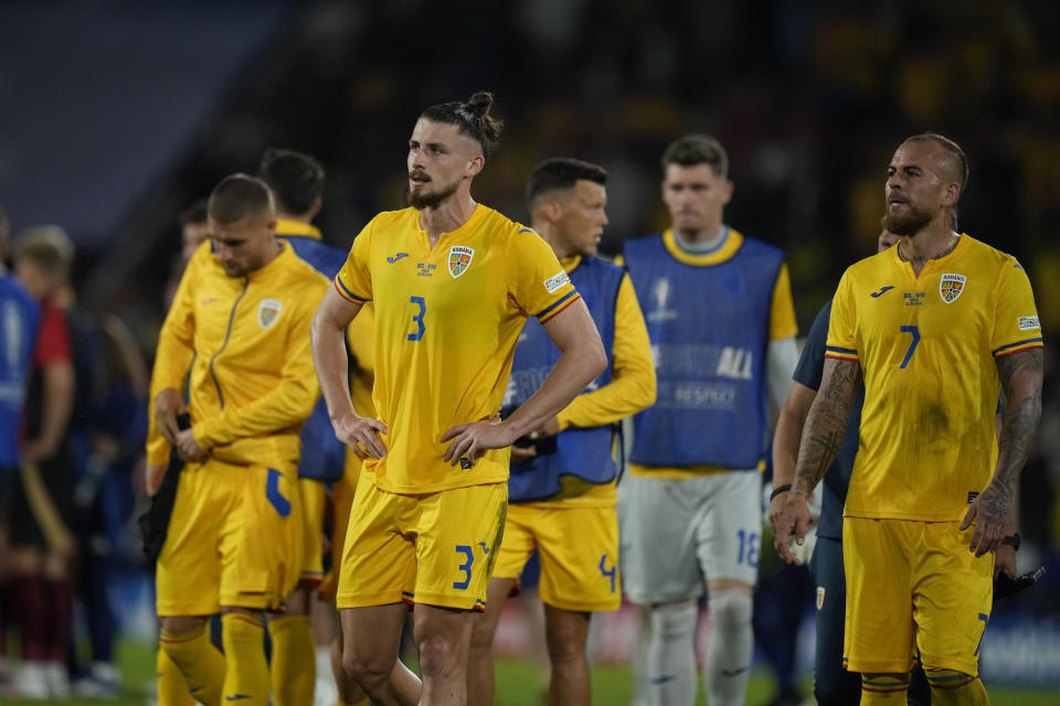 Los jugadores de Rumania reaccionan al final de un partido del Grupo E ante Bélgica en la Eurocopa 2024 en Colonia, Alemania, el sábado 22 de junio de 2024. Bélgica ganó 2-0. (AP Foto/Alessandra Tarantino)