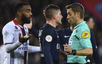 <p>Clément Turpin doit faire face aux réclamations des joueurs, notamment celle de Marco Verratti. (crédit AFP)</p>