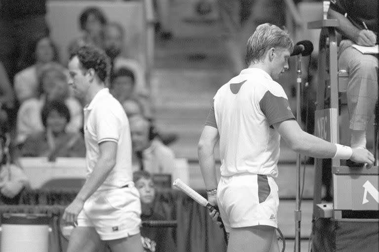 McEnroe y Becker, durante un duelo en la Copa Davis 1987; rivales y buenos compañeros del tour. 