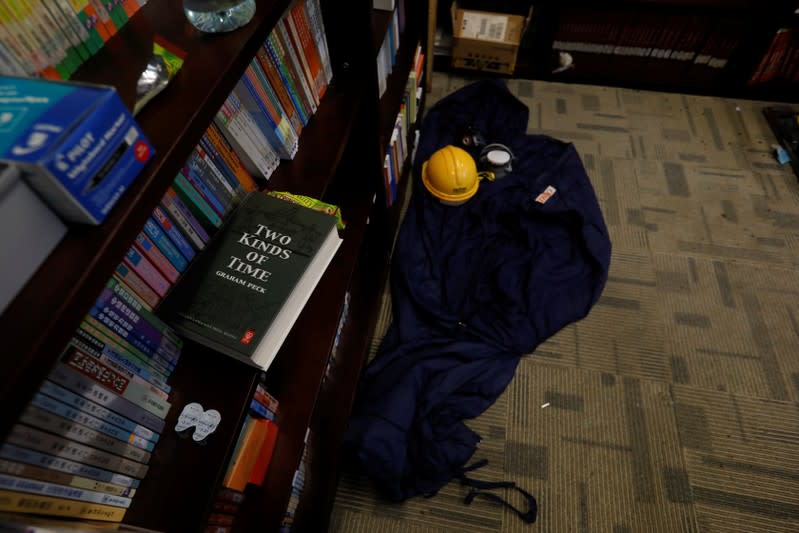 Un casco, una máscara antigás y el el saco de dormir de un manifestante dejados en la biblioteca de la Universidad Politécnica de Hong Kong (PolyU)