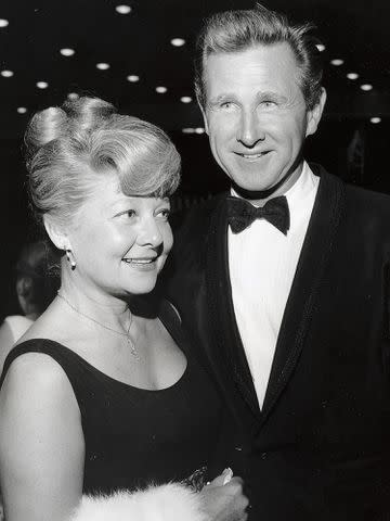 <p>Bettmann</p> Lloyd and Dorothy Bridges at Premiere of 'Cleopatra'.