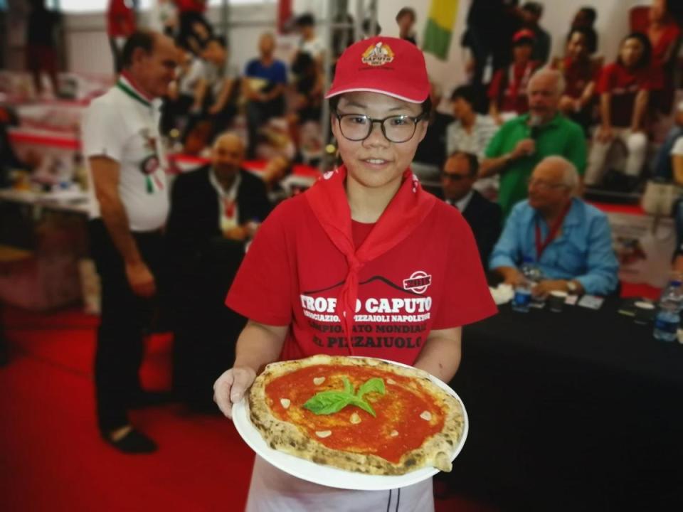 台灣隊選手李品儀與她製作的「瑪莉娜拉」披薩。（翻攝自 Caputo - Il Mulino di Napoli）