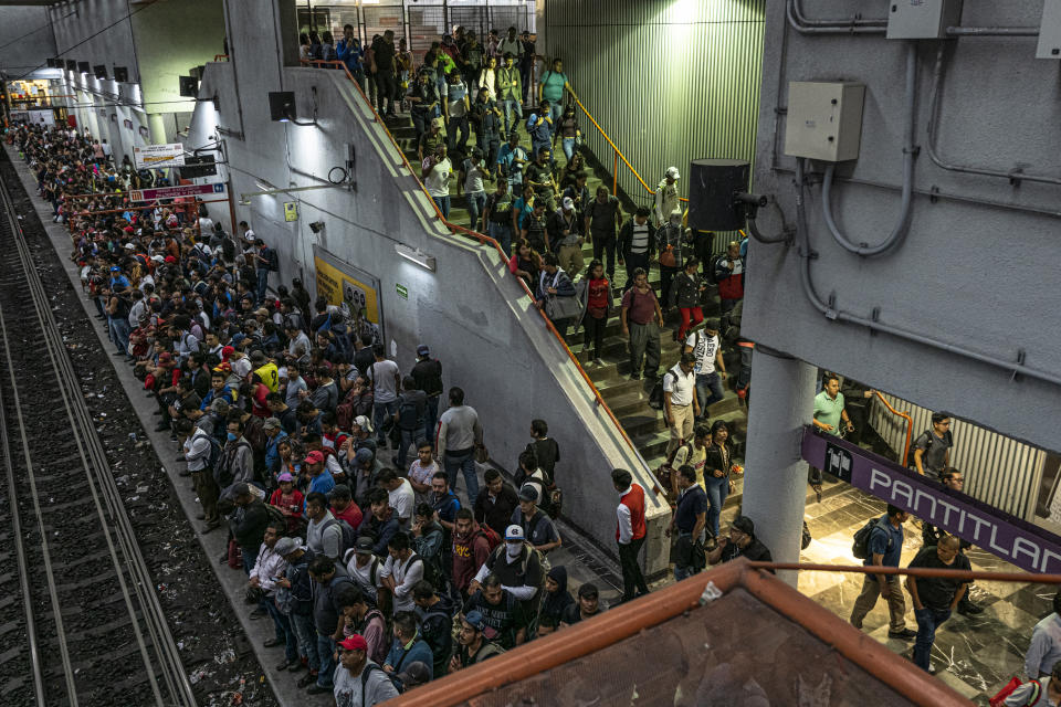 Un paciente es transportado desde el área de triage al centro de tratamiento del Hospital General de México en Ciudad de México el jueves. (Daniel Berehulak/The New York Times)