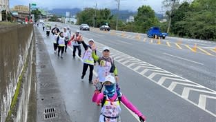 圖說：「公益愛行腳，徒步環寶島」第十七天2月24日在花東徒步環島。