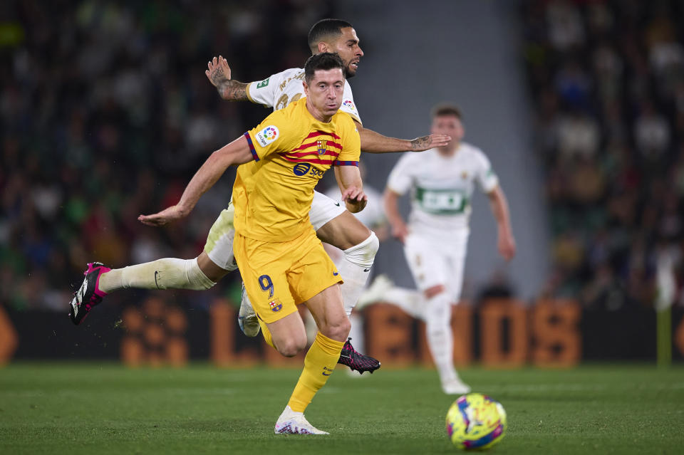 ELCHE, SPAIN - APRIL 01: Omar Mascarell of Elche CF competes for the ball with Robert Lewandowski of FC Barcelona during the LaLiga Santander match between Elche CF and FC Barcelona at Estadio Manuel Martinez Valero on April 01, 2023 in Elche, Spain. (Photo by Francisco Macia/Quality Sport Images/Getty Images)