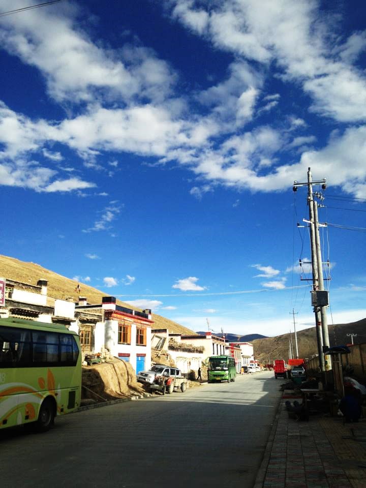 藍天白雲映在純樸的小鎮天空，風景如畫。