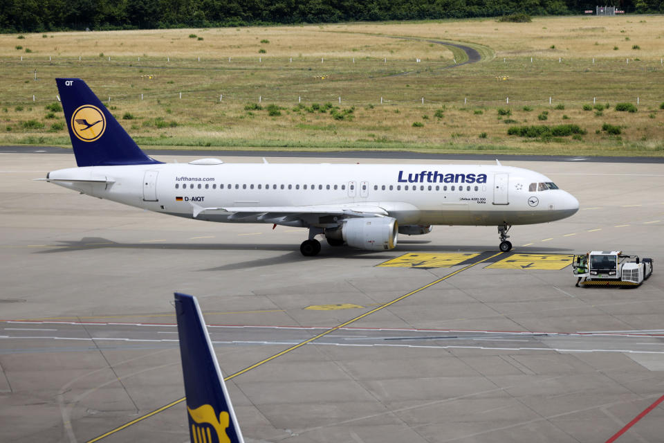 Eine Maschine der Lufthansa auf dem Rollfeld am Flughafen Köln Bonn - Copyright: picture alliance / Panama Pictures | Christoph Hardt