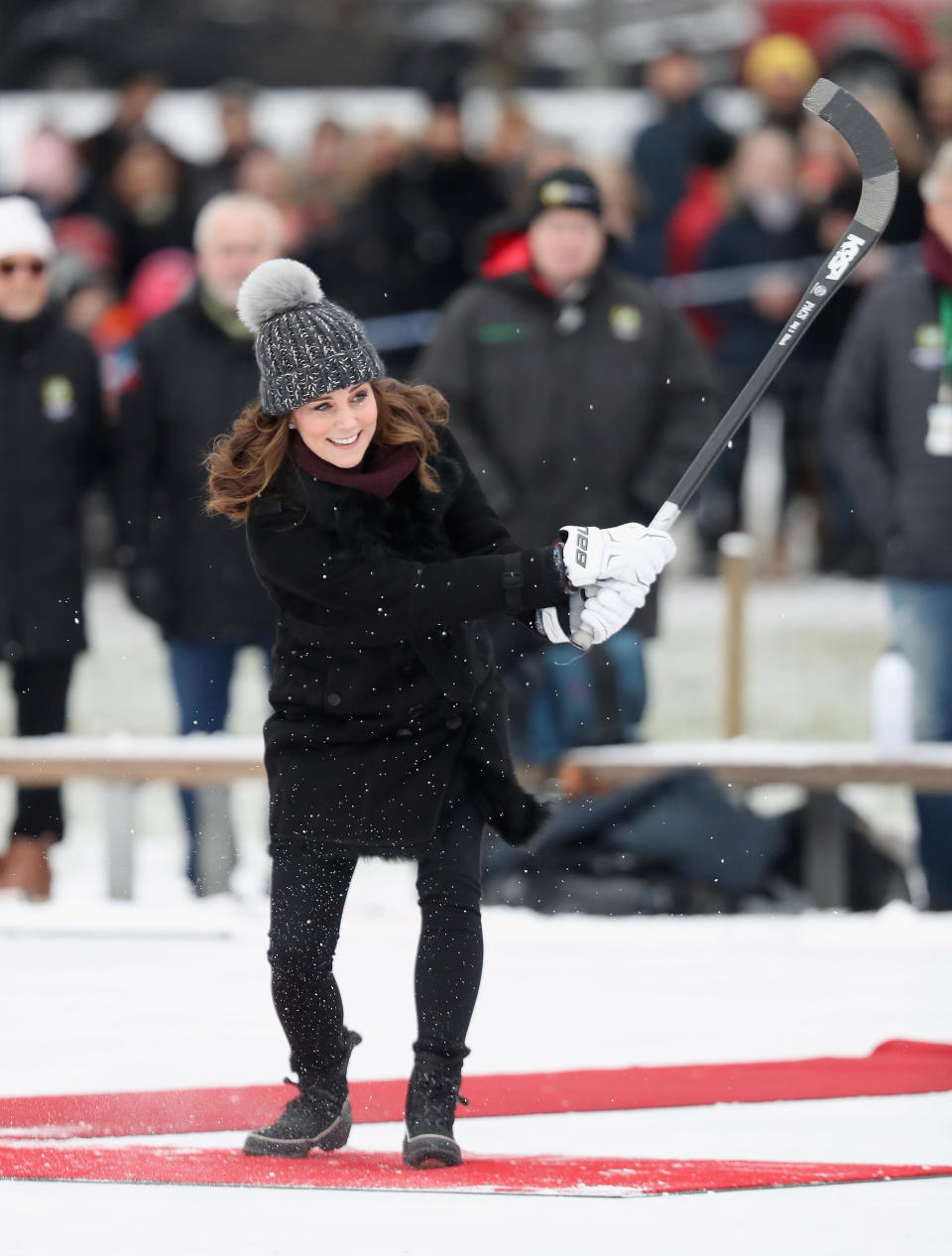 <p>Selten lässt sie sich einen Spaß entgehen – hier beteiligte sich die schwangere Herzogin während eines Schweden-Besuchs im Jahr 2018 zusammen mit Prinz William an einem Eishockeyspiel. (Bild: Getty Images) </p>