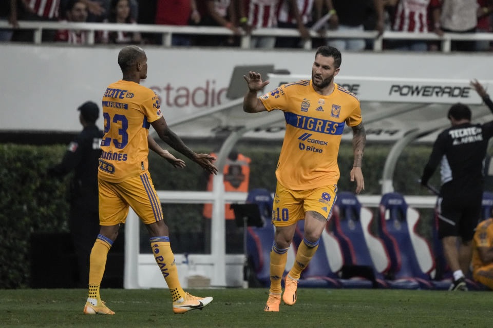 Andre-Pierre Gignac (derecha) es felicitado tras marcar el primer gol de Tigres ante Guadalajara en la final de la Liga MX, el domingo 28 de mayo de 2023, en Guadalajara. (AP Foto/Eduardo Verdugo)