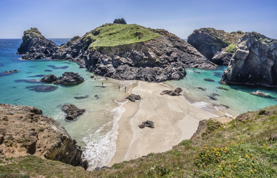 <p>Try and tell us that picture doesn't look like it was taken in the Caribbean. Situated on the eastern side of Mount's Bay, approximately two miles north of Lizard Point, the beach is famous for its white sand beach and the dark red and green serpentine rock - as well as turquoise sea. </p>