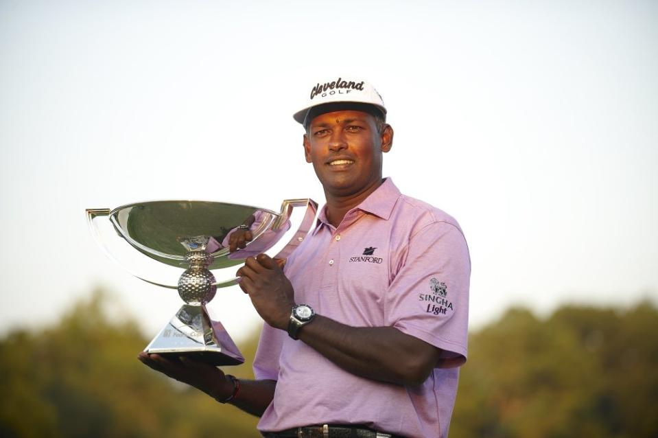 Golf: Tour Championship: Vijay Singh victorious with the FedEx Cup trophy after winning tournament on Sunday at East Lake GC. Atlanta, GA 9/28/2008 (Photo by Fred Vuich via Getty Images)