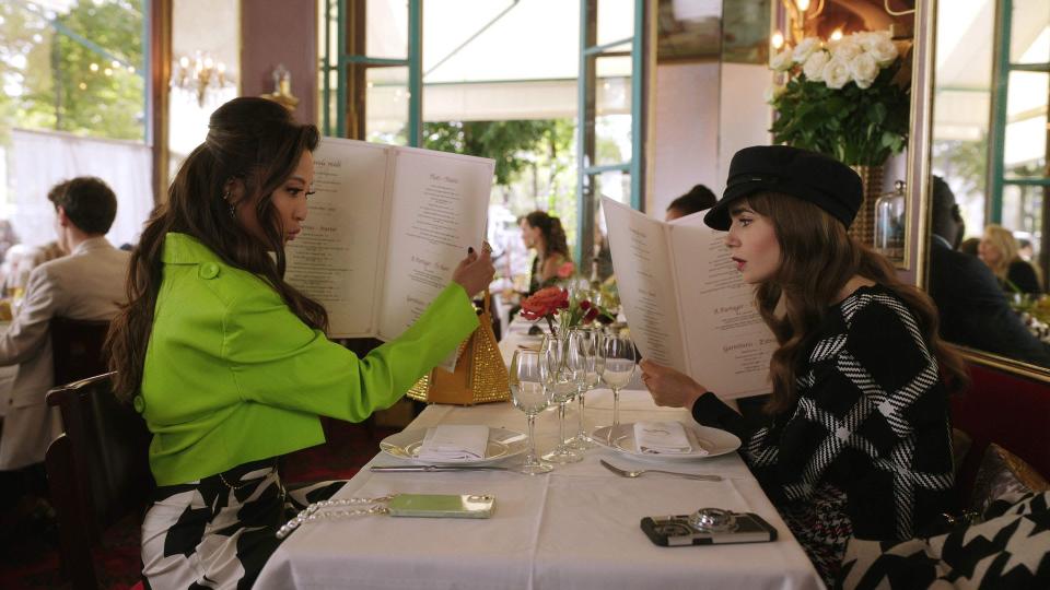 Emily and Mindy at lunch in season three. 