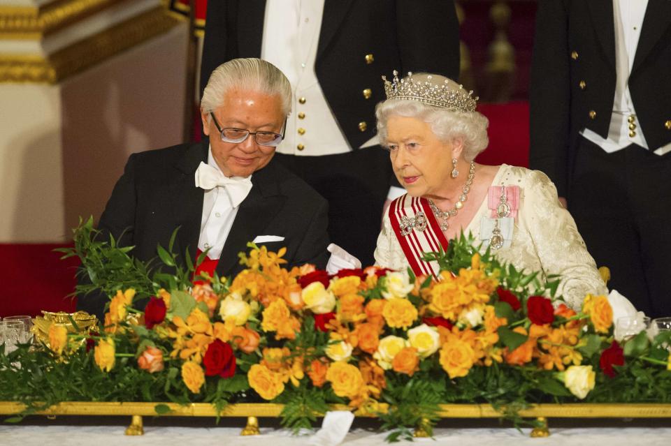 President of Singapore Tony Tan Keng Yam speaks to Queen Elizabeth during a state banquet at Buckingham Palace in central London, on day one of the President of Singapore's state visit to Britain October 21, 2014. REUTERS/Dominic Lipinski/Pool (BRITAIN - Tags: ROYALS ENTERTAINMENT POLITICS)