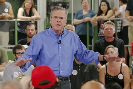 U.S. Republican presidential candidate Jeb Bush holds a campaign town hall meeting at Foss Manufacturing in Hampton, New Hampshire September 3, 2015. REUTERS/Brian Snyder