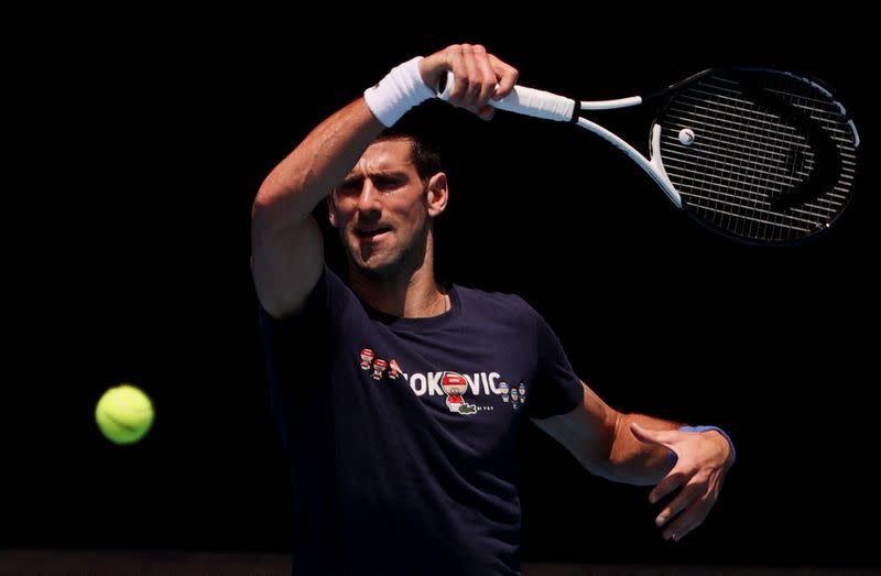 El tenista serbio Novak Djokovic practica en Melbourne Park