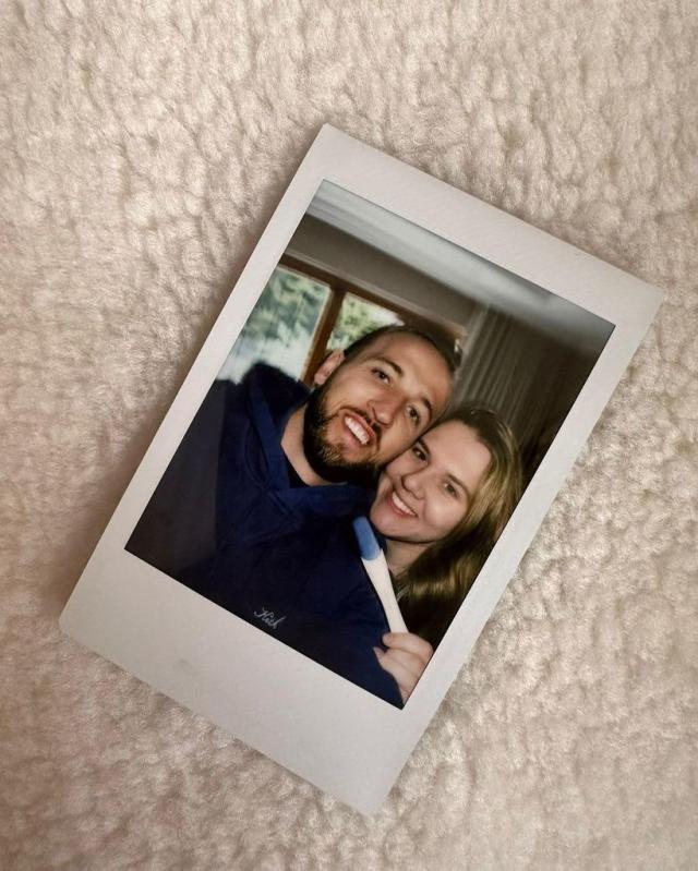 Harry Kane and his pregnant wife in a polaroid
