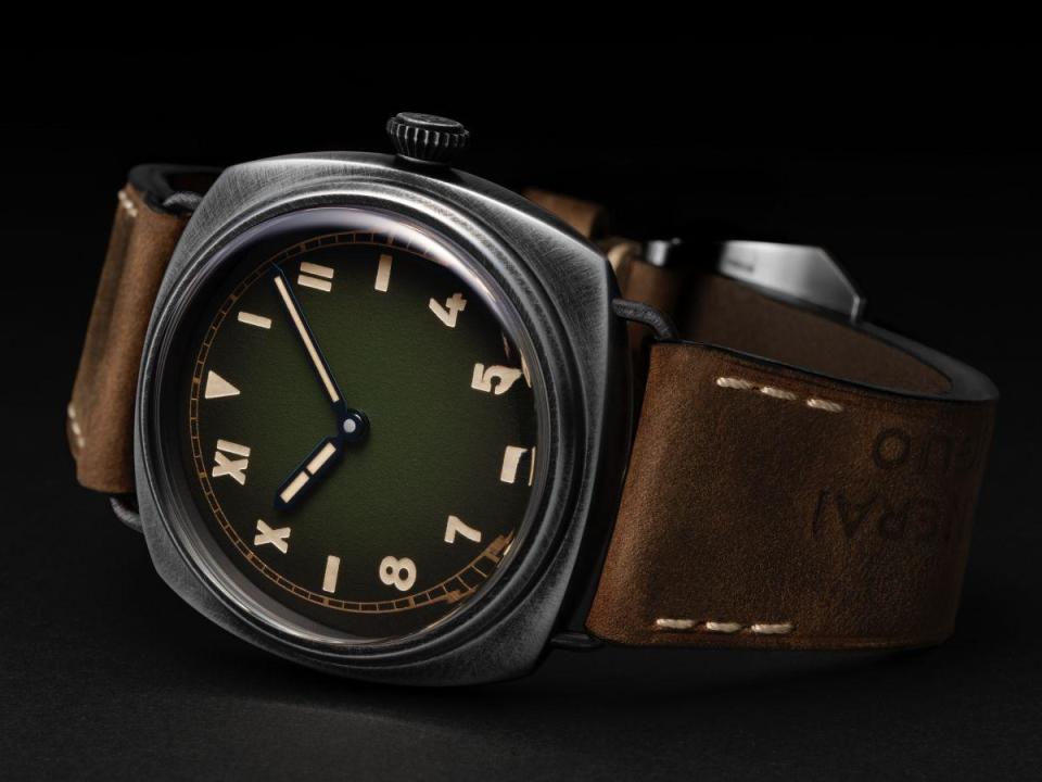 PANERAI Radiomir Califonia PAM01349 沛納海重現1944年著名「加州面盤」腕錶，面盤極度乾淨無logo也可一眼識別，以漸層暗綠色來突顯時標的特色。錶殼採用獨家Brunito eSteel™呈現舊化質感，尺寸並從47mm縮小至45mm，以符合更多人的佩戴需求。機芯則搭載自製P.5000手上鏈機芯，擁有達8日的動力儲存。 功能：時、分指示 機芯：手上鏈機芯 定價約NT$378,000。