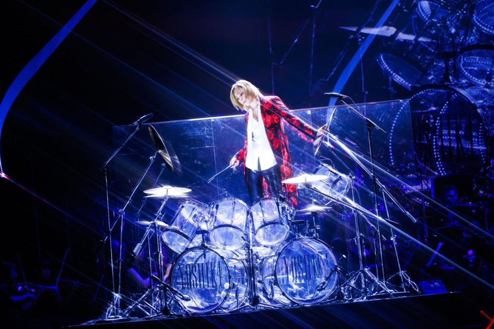 YOSHIKI忙完《紅白歌唱大賽》在家狂睡30小時，醒來後驚覺日本意外連連，發文祈福之餘也與粉絲分享外媒報導。（翻攝自YOSHIKI Twitter）