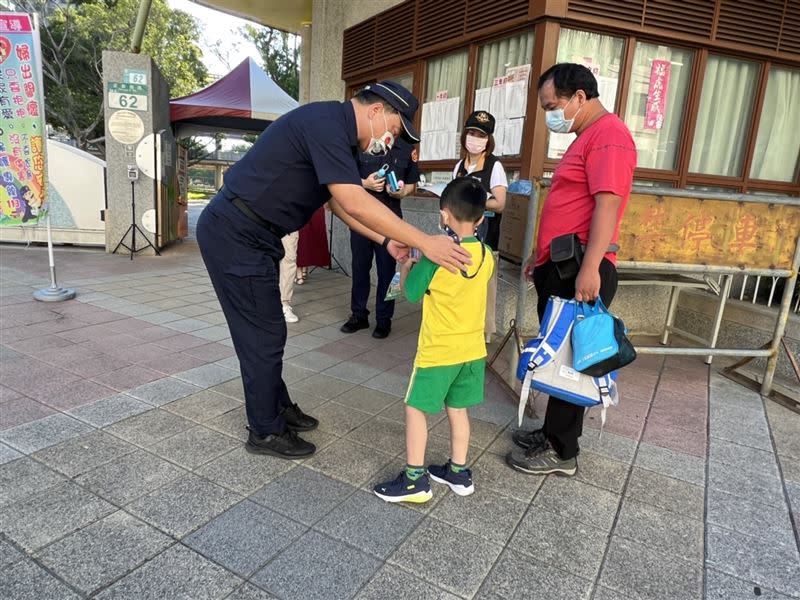 今天是開學日，三重警啟動「護童勤務」，維護學童安全。（圖／翻攝畫面）