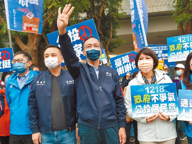 國民黨主席朱立倫（中）1日赴汐止區出席「1218場 公投全台街講」宣講，對著街上的民眾大聲宣講對四項公投投下同意票。（鄭任南攝）