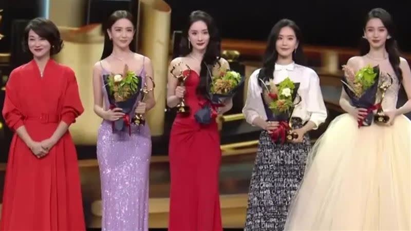 唐嫣原訂和劉詩詩（右二）、楊冪（中）、Angelababy（右一）、佟麗婭（左二）一起領「年度質感演員獎」。（圖／翻攝自微博）