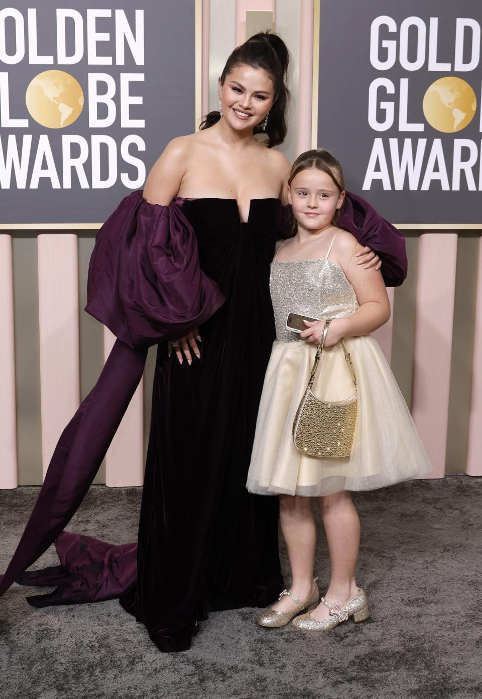 Frazer Harrison/WireImage       Selena Gómez lleva a su hermana Gracie Elliot Teefey a los Golden Globes.     