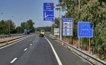 <p>El modelo que podría imitar España es el de Portugal, donde el rescate de la troika motivó al Gobierno a cobrar por la circulación en todas las autovías y autopistas. Continúan existiendo puestos de peaje convencional en algunos tramos, pero el sistema está basado en el telepeaje utilizando tarjetas prepago o registrando la matrícula en el sistema EasyToll. (Foto: Horacio Villalobos / Corbis / Getty Images).</p> 