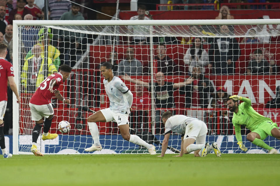 Jadon Sancho anota el primer gol del Manchester United en la victoria 2-1 ante Liverpool en la Liga Premier, el lunes 22 de agosto de 2022. (AP Foto/Dave Thompson)