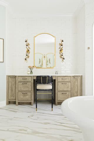 <p>Design by <a href="https://lisagilmoredesign.com/" data-component="link" data-source="inlineLink" data-type="externalLink" data-ordinal="1">Lisa Gilmore Design</a> / Photo by <a href="https://www.nativehousephotography.com/" data-component="link" data-source="inlineLink" data-type="externalLink" data-ordinal="2" rel="nofollow">Native House Photography</a></p>