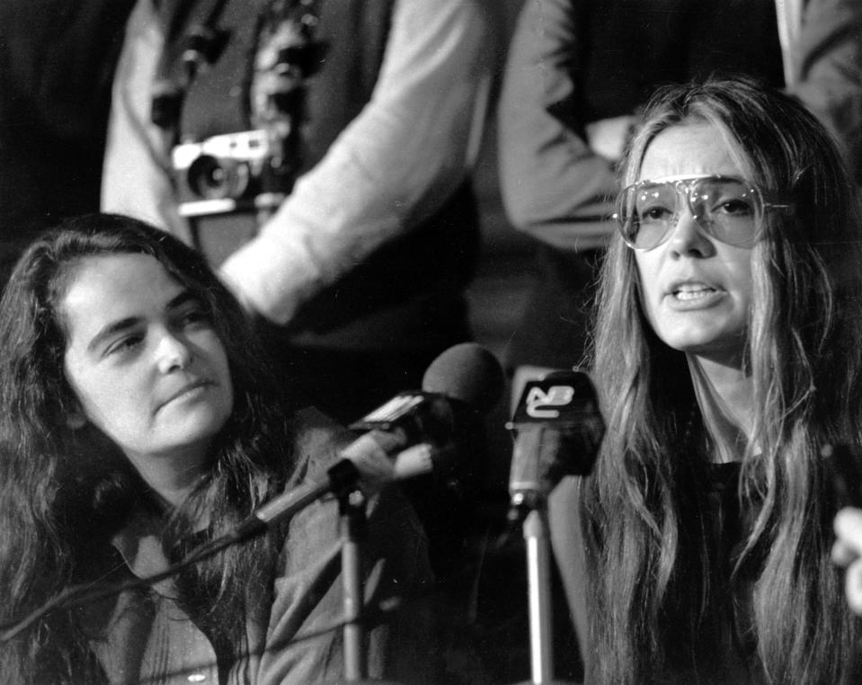 Kate Millett (l.) 1970 mit Frauenrechtlerin Gloria Steinem. (Bild: AP Photo)