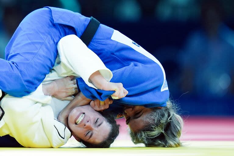 La alemana Mascha Ballhaus y la brasileña Larissa Pimenta, en uno de los combates de la categoría 52 kilos de Judo, en el Champ-de-Mars Arena 