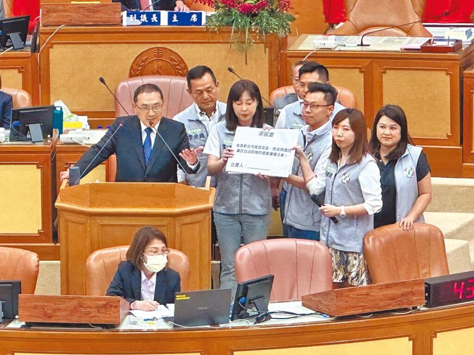 新北市議會民進黨團12日總質詢首日，要求新北市長侯友宜（左一）簽署支持議會推動「藐視議會罪」承諾書。（高鈞麟攝）