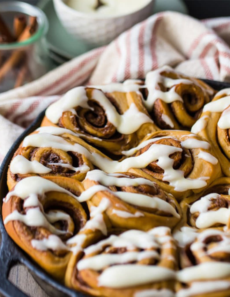 <p>Ces cinnamons rolls au pain d’épices sont parfaits pour un petit-déjeuner en famille un matin d’hiver.</p><p>Découvrir la recette <a href="https://bakingamoment.com/gingerbread-cinnamon-rolls/" rel="nofollow noopener" target="_blank" data-ylk="slk:ici;elm:context_link;itc:0;sec:content-canvas" class="link ">ici</a></p><br><br><a href="https://www.elle.fr/Elle-a-Table/Les-dossiers-de-la-redaction/Dossier-de-la-redac/Cinnamon-rolls#xtor=AL-541" rel="nofollow noopener" target="_blank" data-ylk="slk:Voir la suite des photos sur ELLE.fr;elm:context_link;itc:0;sec:content-canvas" class="link ">Voir la suite des photos sur ELLE.fr</a><br><h3> A lire aussi </h3><ul><li><a href="https://www.elle.fr/Elle-a-Table/Toutes-vos-questions-cuisine/Reussir-le-glacage-de-vos-donuts-3781002#xtor=AL-541" rel="nofollow noopener" target="_blank" data-ylk="slk:Comment réussir le glaçage de vos donuts ?;elm:context_link;itc:0;sec:content-canvas" class="link ">Comment réussir le glaçage de vos donuts ?</a></li><li><a href="https://www.elle.fr/Elle-a-Table/Les-dossiers-de-la-redaction/Dossier-de-la-redac/Donuts#xtor=AL-541" rel="nofollow noopener" target="_blank" data-ylk="slk:Des recettes de donuts repérées sur Pinterest dignes d’Homer Simpson;elm:context_link;itc:0;sec:content-canvas" class="link ">Des recettes de donuts repérées sur Pinterest dignes d’Homer Simpson</a></li><li><a href="https://www.elle.fr/Elle-a-Table/Que-faire-avec/20-recettes-de-brioches-faciles#xtor=AL-541" rel="nofollow noopener" target="_blank" data-ylk="slk:35 recettes de brioches faciles;elm:context_link;itc:0;sec:content-canvas" class="link ">35 recettes de brioches faciles </a></li><li><a href="https://www.elle.fr/Elle-a-Table/Les-dossiers-de-la-redaction/Dossier-de-la-redac/Babka#xtor=AL-541" rel="nofollow noopener" target="_blank" data-ylk="slk:La babka, la brioche marbrée qui a tout bon;elm:context_link;itc:0;sec:content-canvas" class="link ">La babka, la brioche marbrée qui a tout bon</a></li><li><a href="https://www.elle.fr/Astro/Horoscope/Quotidien#xtor=AL-541" rel="nofollow noopener" target="_blank" data-ylk="slk:Consultez votre horoscope sur ELLE;elm:context_link;itc:0;sec:content-canvas" class="link ">Consultez votre horoscope sur ELLE</a></li></ul>