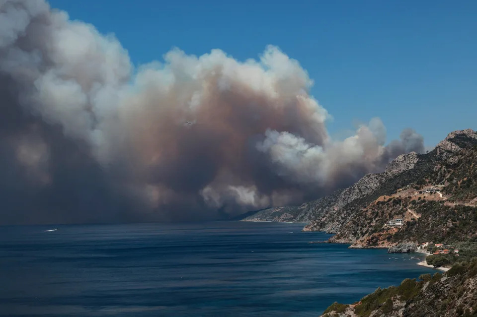 <p>Las llamas han convertido este paraíso en un infierno. El incendio se declaró a las 10 de la mañana hora local de este 23 de julio y debido a las altas temperaturas y al viento ha ido expandiéndose poco a poco en dos diferentes frentes. (Foto: Manolis Lagoutaris / AFP / Getty Images).</p> 