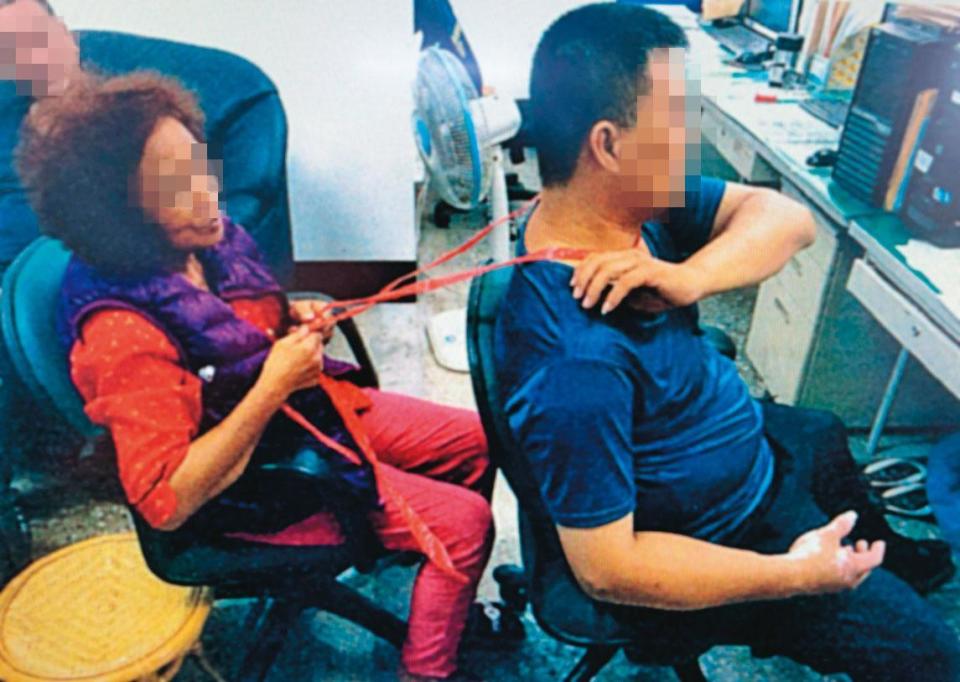 65歲的江女（左）落網後，在警局模擬用繩子勒斃黃男的過程。（翻攝畫面）