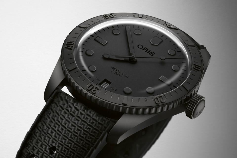 Divers Sixty-Five的復古潛水錶造型，在全黑色調之下展現率性風格。