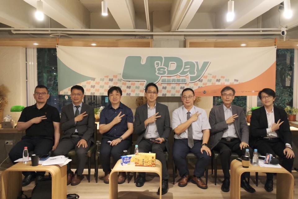 Y’s Day「週三青年日」今（22）天舉行第54場活動「台灣政治變遷下的民主化：如何促進府會關係的協調與合作」。舞台上由左至右為蘇子喬、蔡榮祥、沈有忠、張峻豪、葉耀元、陳宏銘、董思齊。   圖：Y’s Day週三青年日提供