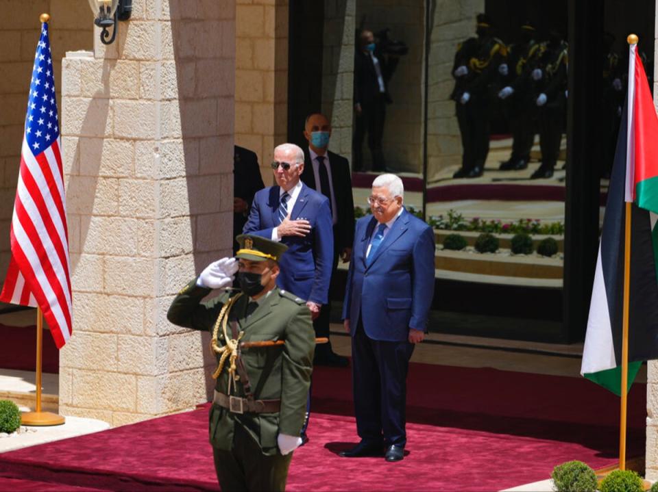 Joe Biden y Mahmoud Abbas escuchan el himno nacional durante una ceremonia de bienvenida en  Belén (Majdi Mohammed/AP)
