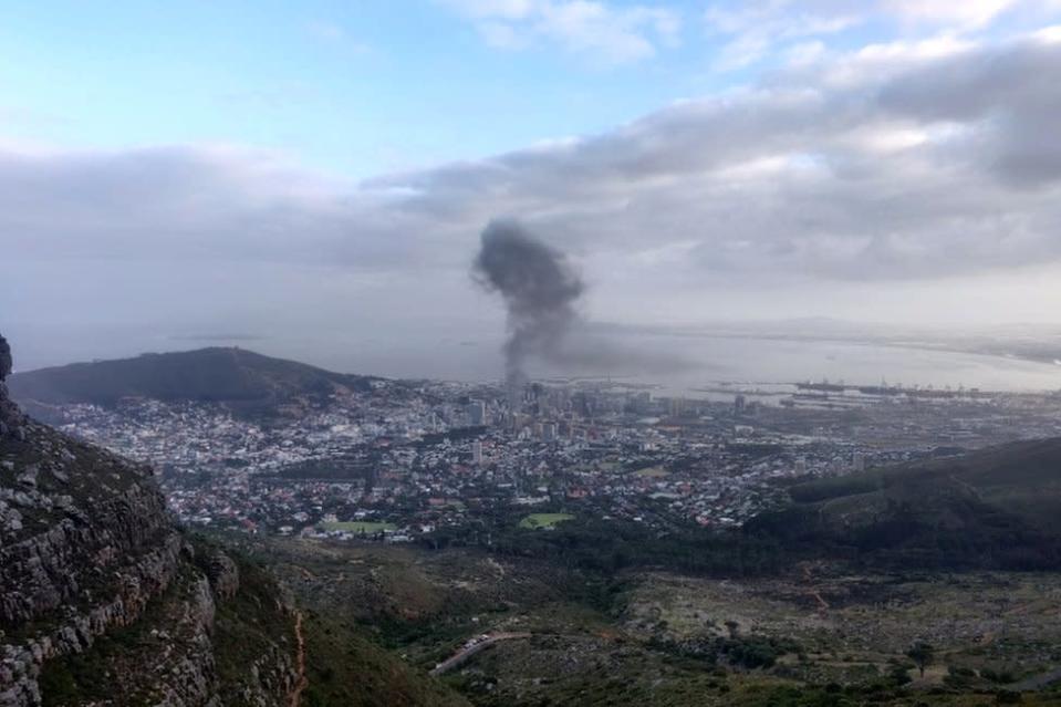 Una columna de humo sobre la sede del Parlamento de Sudr&#xe1;frica en Ciudad del Cabo.