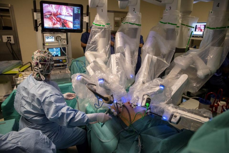 The device is advertised “to enable precision beyond the limits of the human hand,” being “designed to provide surgeons with natural dexterity while operating through small incisions.” AFP via Getty Images