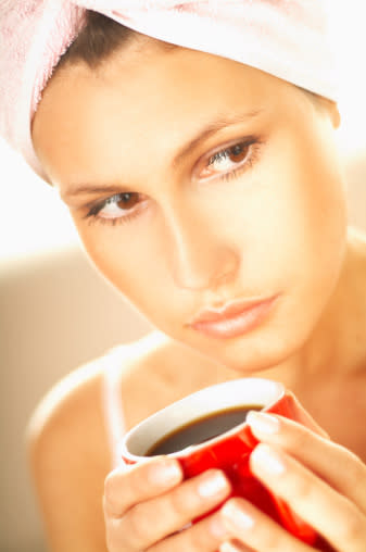 <b>Café.</b> Excelente digestivo y acelerador del metabolismo. Además de todo, contiene antioxidantes y es diurético, lo que te ayuda a eliminar el exceso de líquidos en tu cuerpo. Puedes tomar café de capsula, de grano o soluble. Agua caliente, el delicioso café. Y ¡listo!