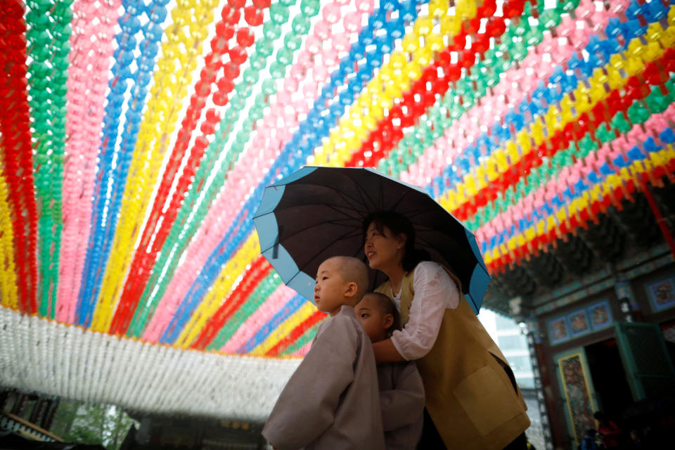 <p>Eine Frau und zwei junge Mönche laufen in Seoul, der Hauptstadt von Südkorea, unter einem Meer von Lotuslichtern hindurch. Sie feiern am Jogye-Tempel den Vesakh, den höchsten buddhistischen Feiertag, zu Ehren von Buddhas Geburt. Der Feiertag wird in der Regel weltweit mit Prozessionen und Opferritualen gefeiert. (Bild: Reuters/Kim Hong-Ji) </p>