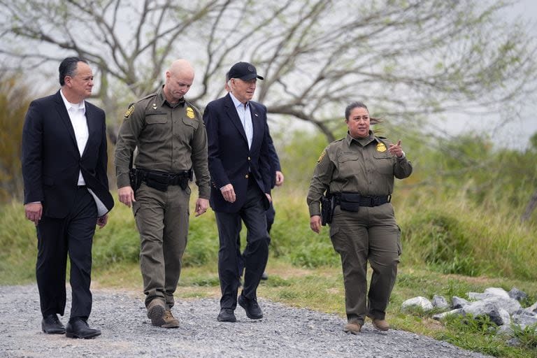 El presidente Joe Biden mira hacia la frontera sur en Brownsville, Texas, junto a Peter Flores, comisionado adjunto de Aduanas y Protección Fronteriza; Jason Owens, jefe de la Patrulla Fronteriza, y Gloria Chávez, jefa de sector de la Patrulla Fronteriza. (AP/Evan Vucci)