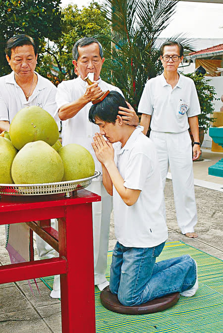 趕抵泰國祭別白龍王 志偉劉偉強擁師母痛哭