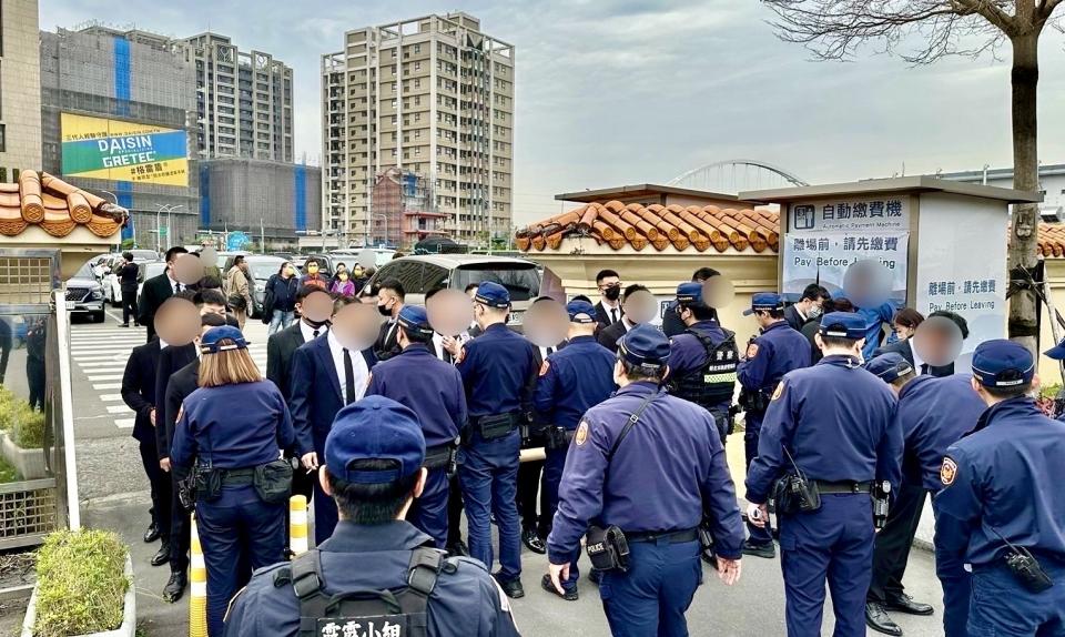 警方大陣仗出動百名警力到場盤查蒐證。（圖／翻攝畫面）