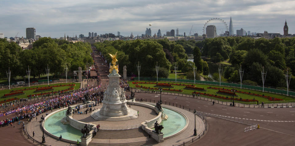 LONDON, ENGLAND - JULY 28: The peloton passes down The Mall by Buckingham Palace at the start of the the Men's Road Race Road Cycling on day 1 of the London 2012 Olympic Games on July 28, 2012 in London, England. (Photo by Daniel Berehulak - IOPP Pool /Getty Images)