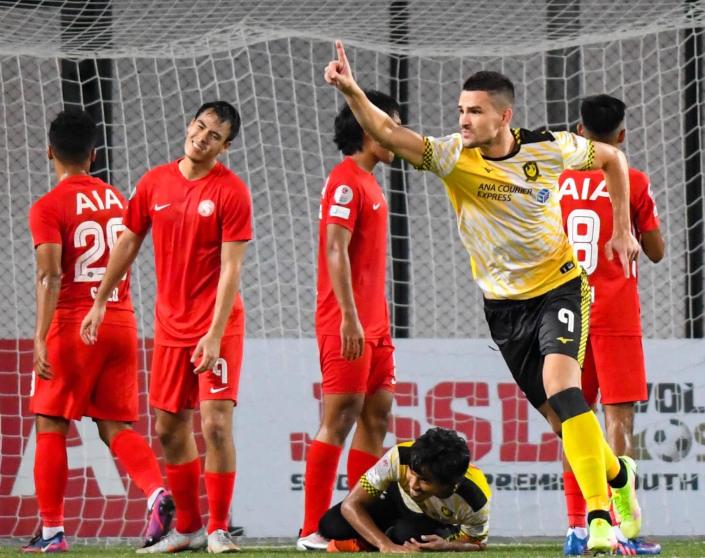Tampines Rovers'  striker Boris Kopitovic (kanan) melakukan selebrasi setelah mencetak gol penentu kemenangan pada masa tambahan waktu dalam kemenangan 3-2 mereka atas Young Lions di Liga Premier Singapura.  (FOTO: Liga Premier Singapura)